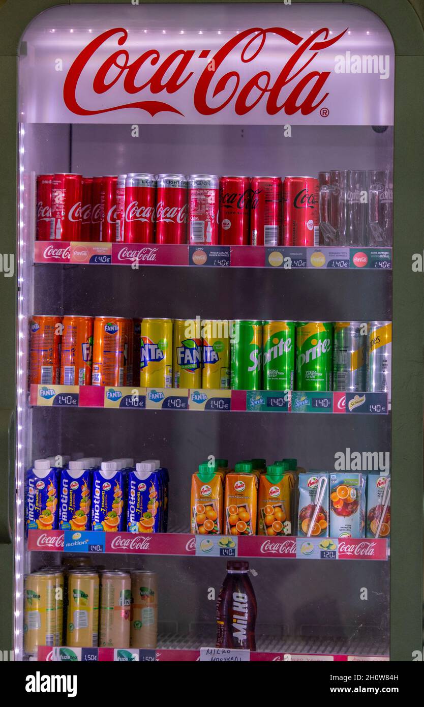 máquina expendedora de coca-cola, refrescos, dispensador de bebidas,  dispensador automático de latas de bebidas, latas de pop, máquina  dispensadora de bebidas, bebidas gaseosas Fotografía de stock - Alamy