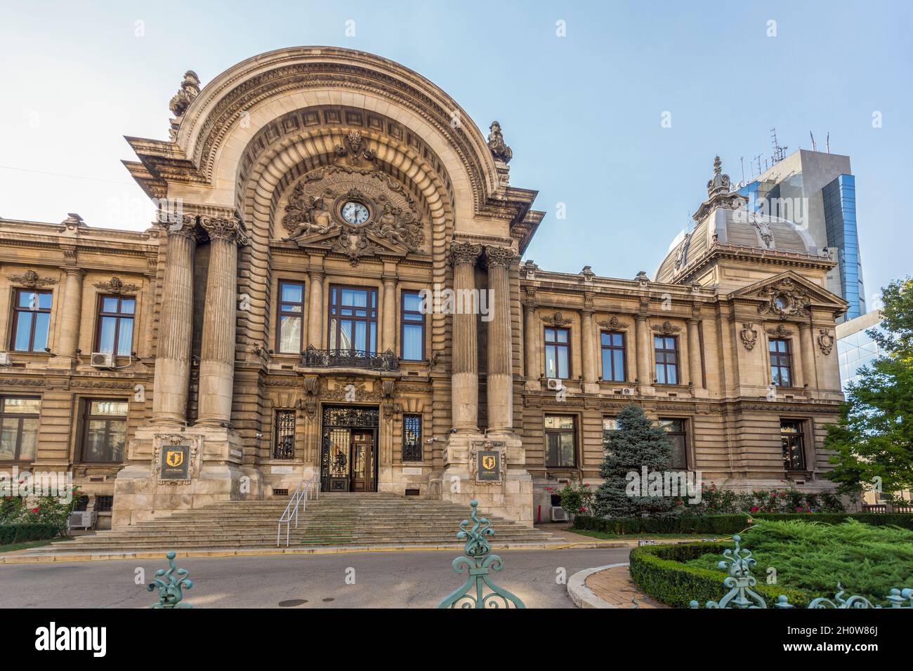 BUCAREST, RUMANIA - 16 DE AGOSTO de 2021: Palacio de los depósitos y envíos en el centro de la ciudad de Bucarest, Rumania Foto de stock