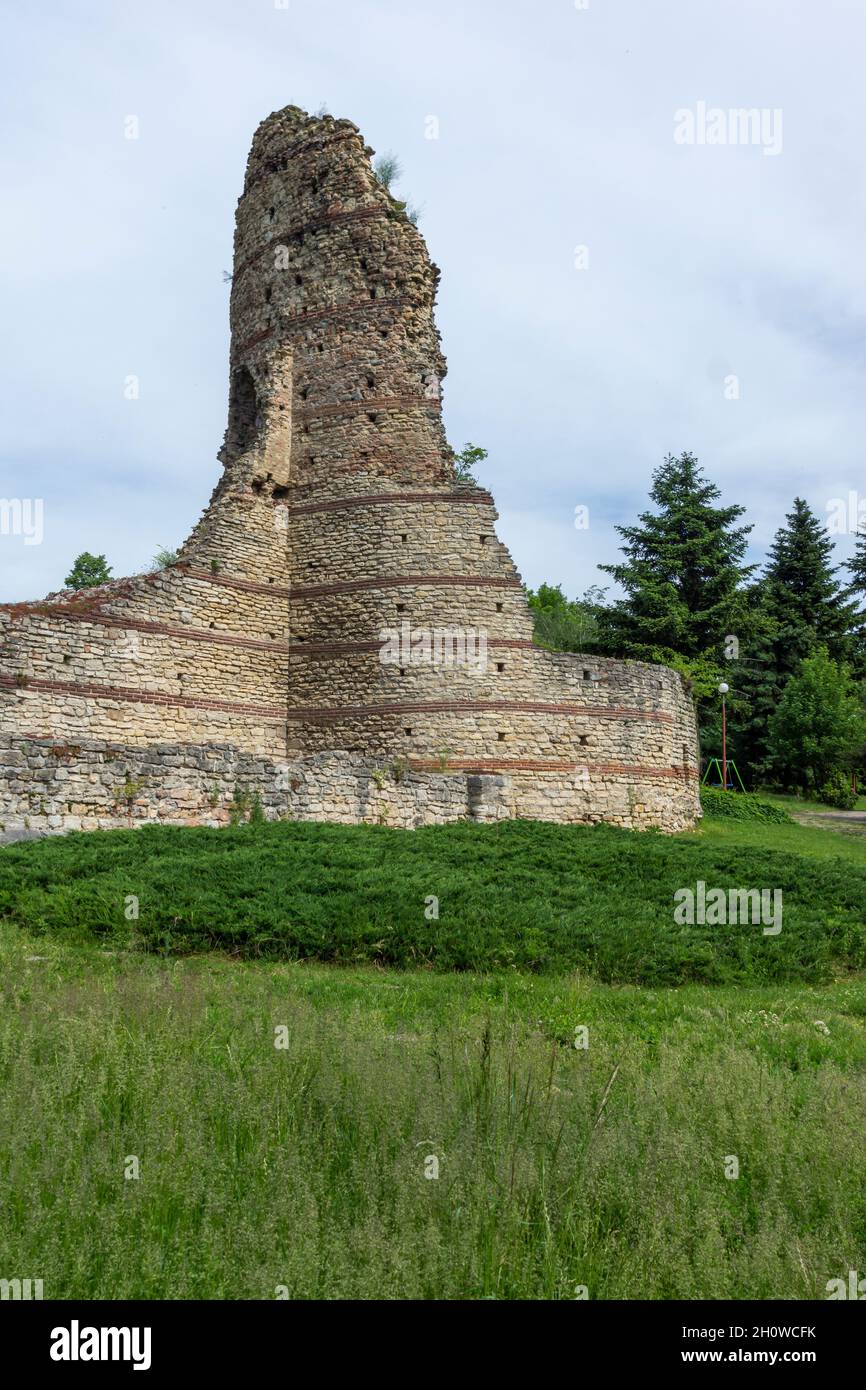 Ruinas de la antigua fortaleza romana de Castra Martis en la ciudad de Kula, región de Vidin, Bulgaria Foto de stock