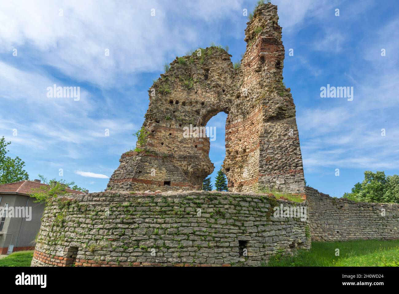 Ruinas de la antigua fortaleza romana de Castra Martis en la ciudad de Kula, región de Vidin, Bulgaria Foto de stock