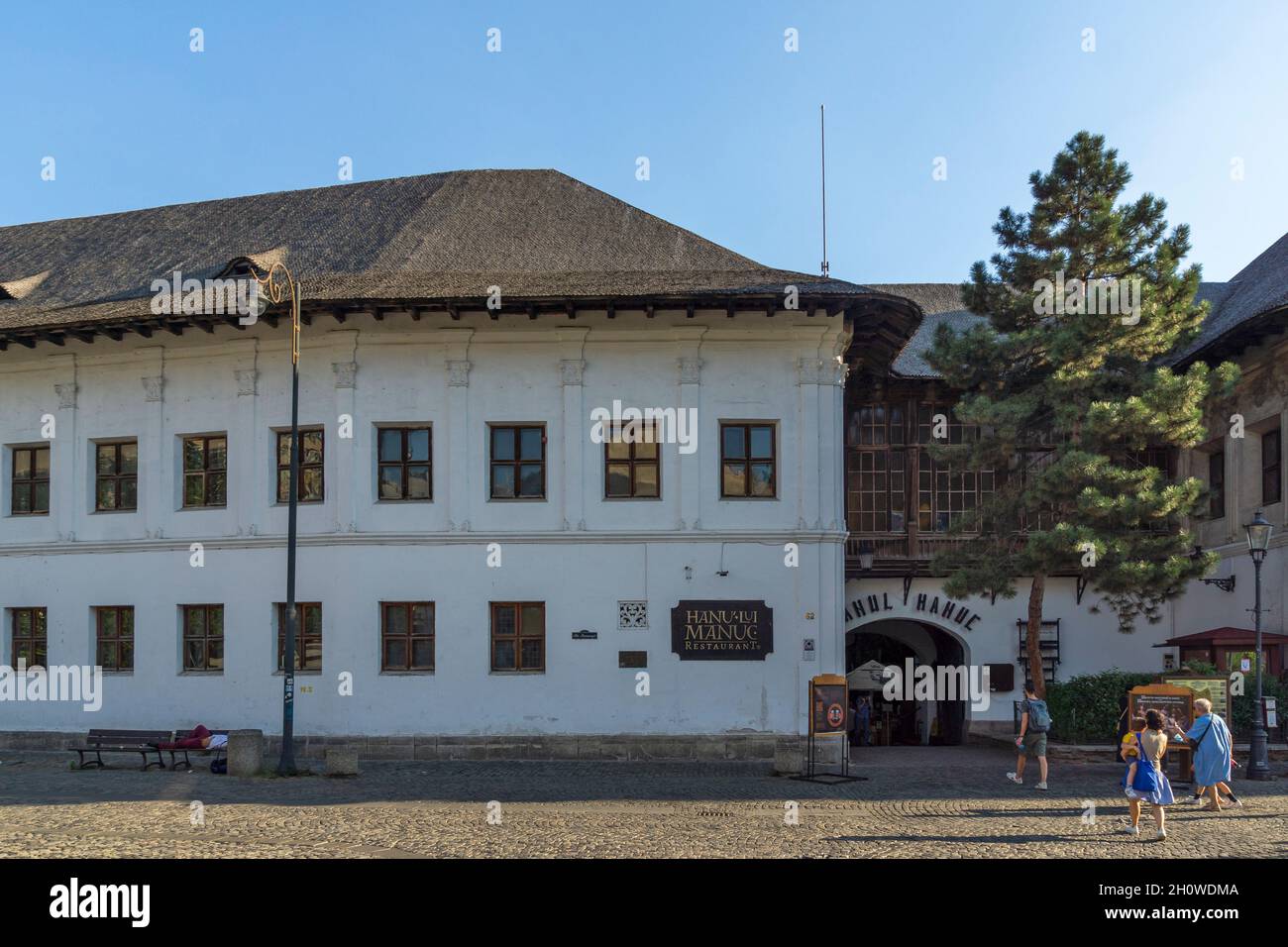 BUCAREST, RUMANIA - 16 DE AGOSTO de 2021: Edificio de Manuc's Inn - el hotel más antiguo en funcionamiento en la ciudad de Bucarest, Rumania Foto de stock