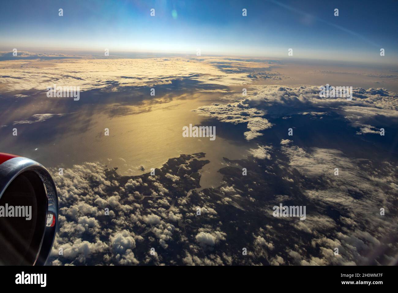 vista desde el avión de pasajeros a unos 36.000feet / 11.000 metros sobre el nivel del mar Foto de stock