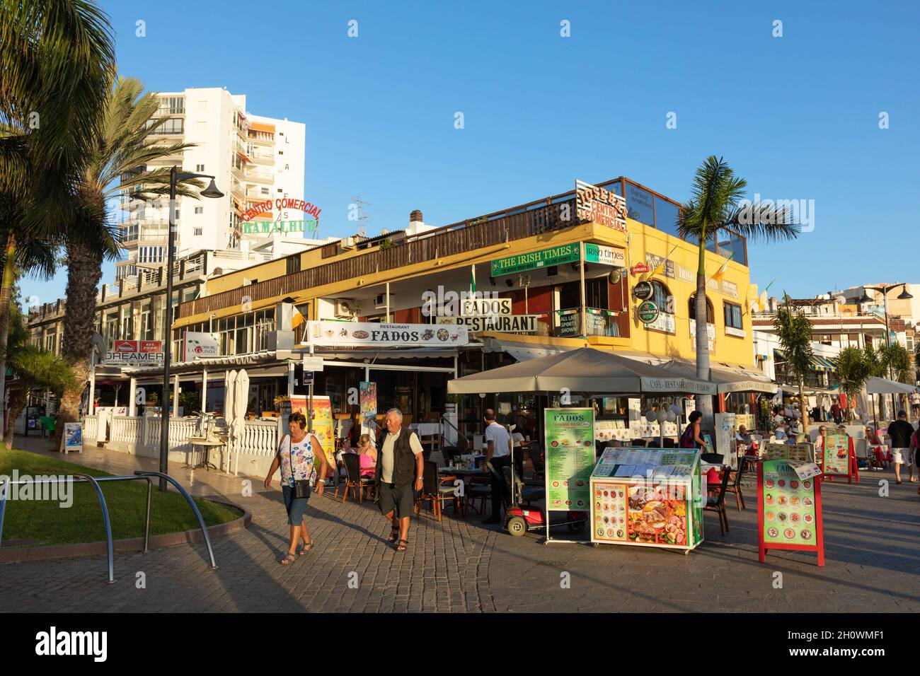 Tiendas y restaurantes en Playa de Los Cristianos en Tenerife Foto de stock