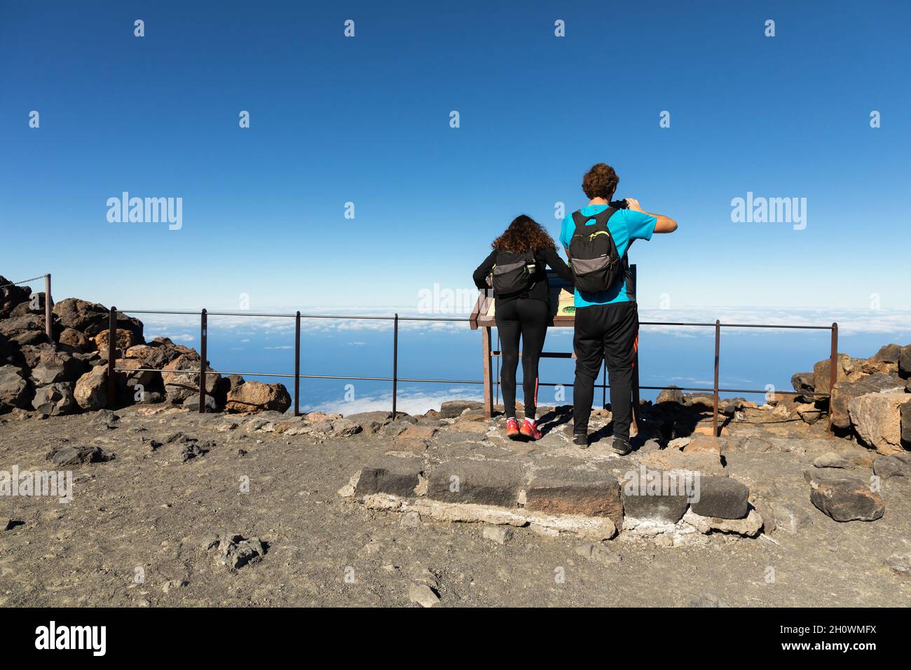 Los turistas cerca de la cima del Teide alrededor de 12.000 pies / 3600 metros sobre el nivel del mar Foto de stock