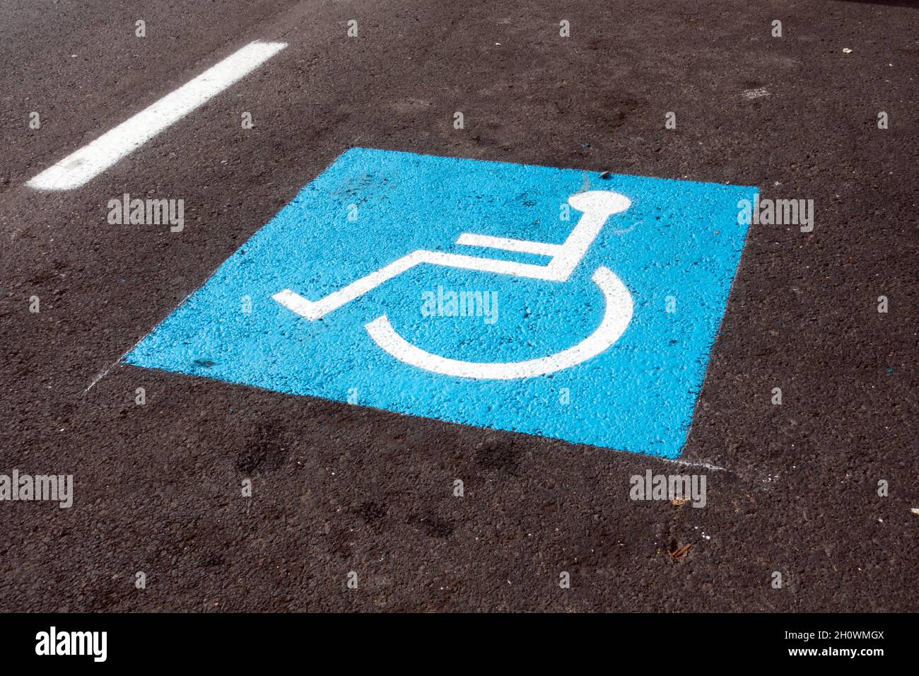 marcado de estacionamiento para discapacitados en carretera Foto de stock
