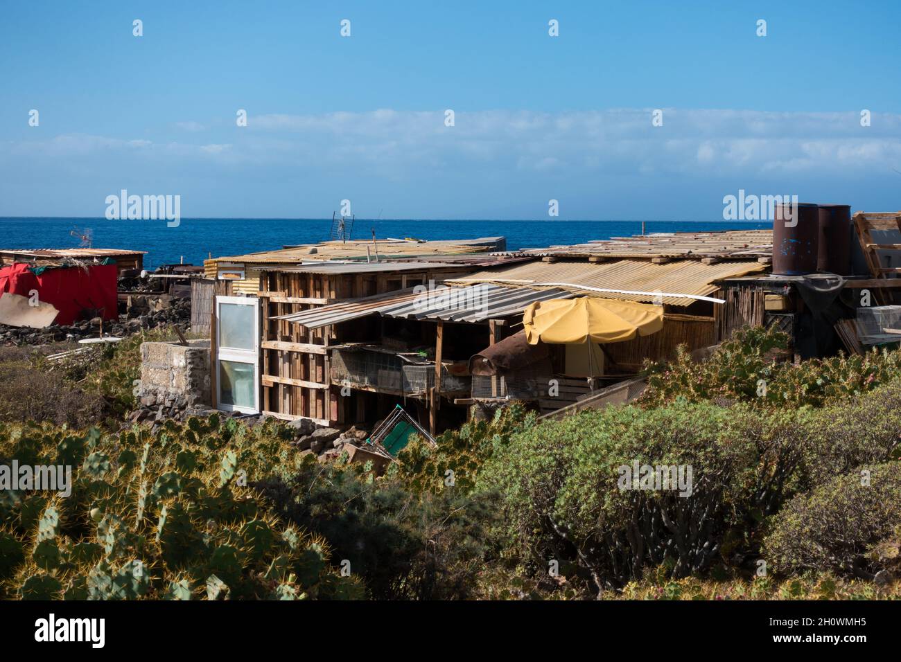 Cabañas comunales hippy construidas ilegalmente en el Parque Nacional La Caleta, Tenerife, en 2019 Foto de stock