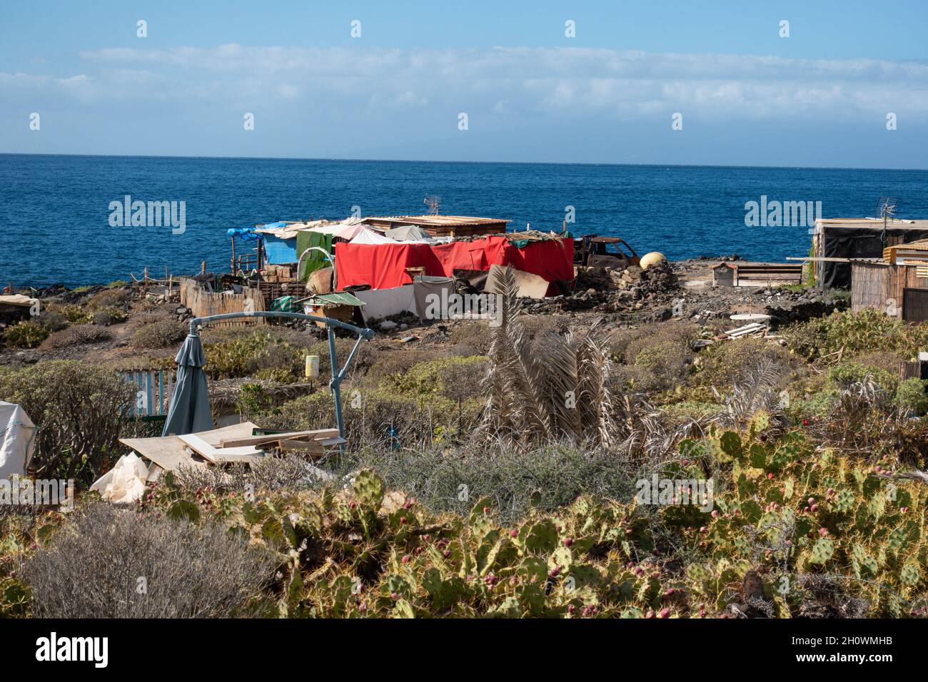 Cabañas comunales hippy construidas ilegalmente en el Parque Nacional La Caleta, Tenerife, en 2019 Foto de stock