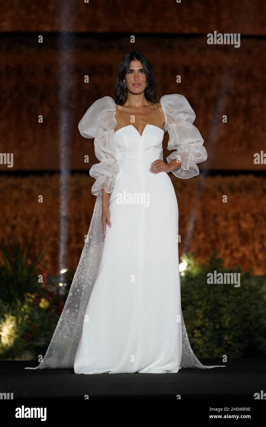 Barcelona Semana de la Moda Nupcial, Espectáculo y pasarela , Diseñador  Jesús Peiro Fotografía de stock - Alamy