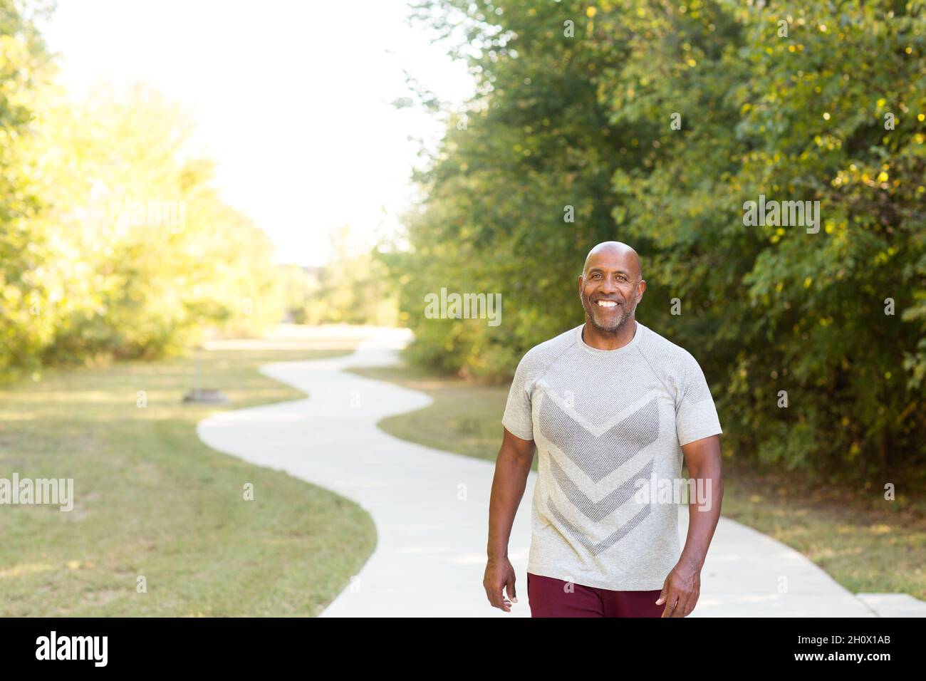 Hombre africano americano maduro que toma un paseo fuera. Foto de stock