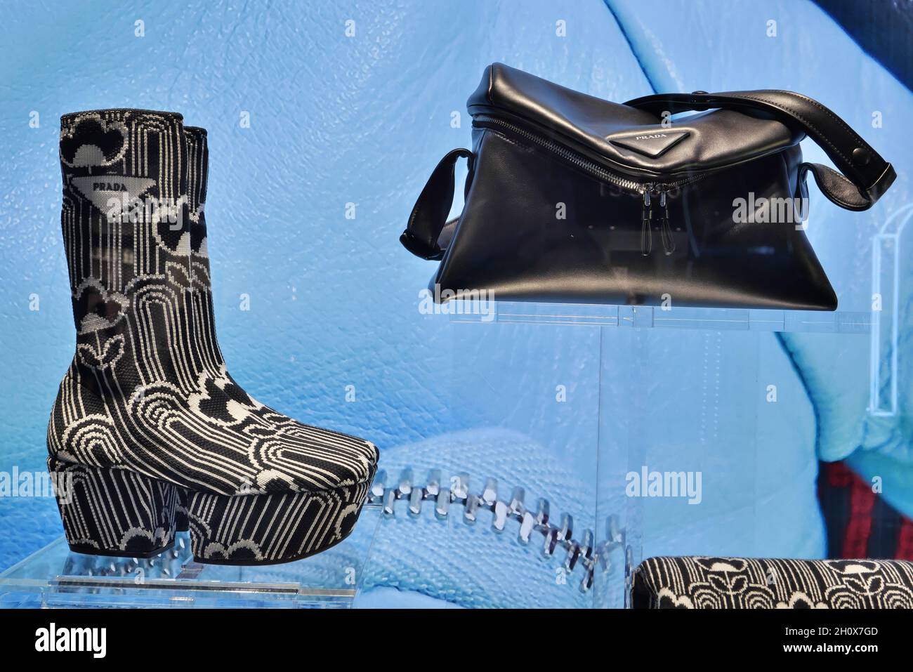 Las botas con cordones y bolsillos de Prada y otras 'combat boots' por las  que suspira el 'street style' de la temporada