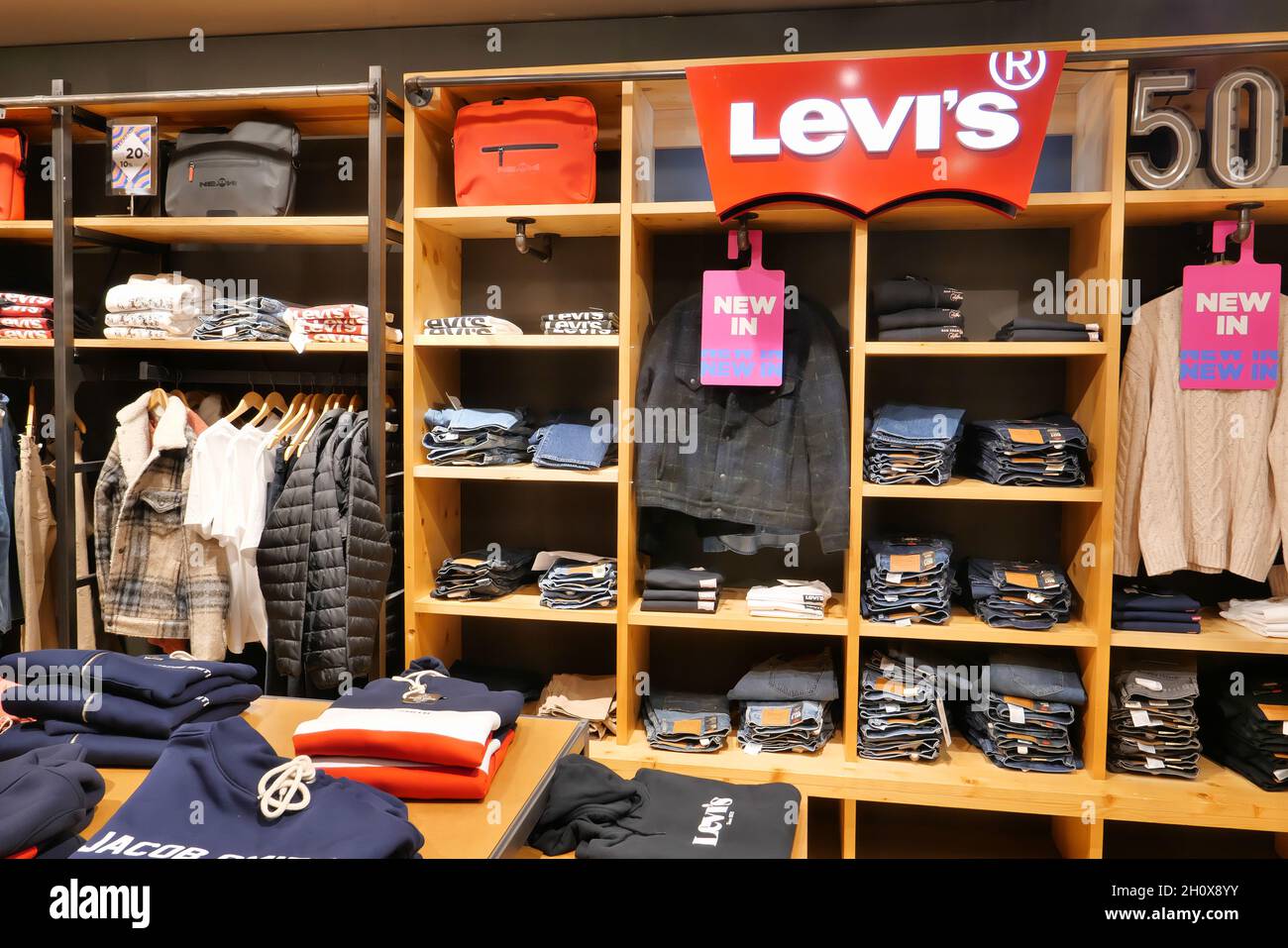 LEVIS ROPA EN EXHIBICIÓN DENTRO DE LA TIENDA DE MODA Fotografía de stock -  Alamy