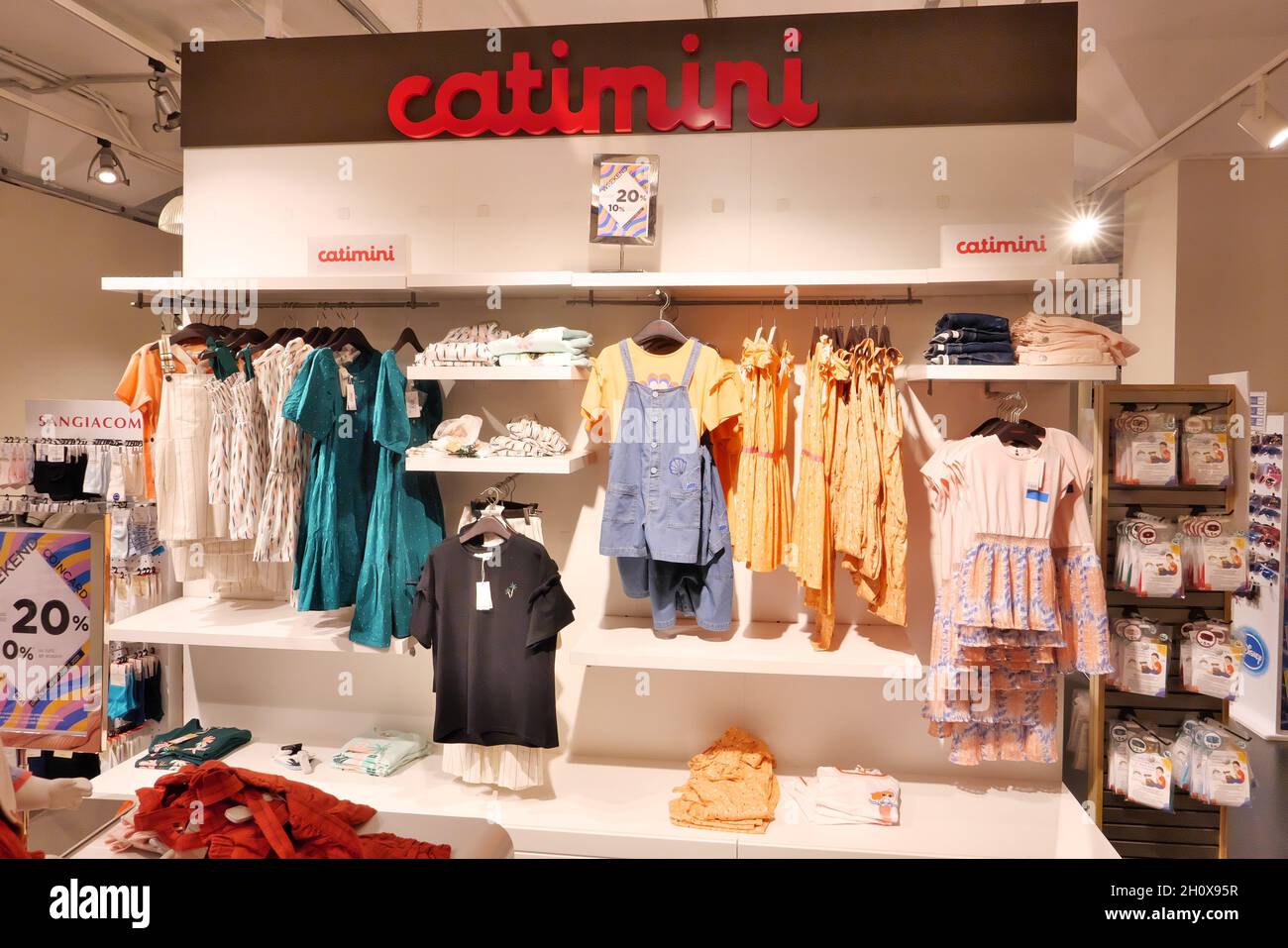 ROPA PARA NIÑOS CATIMINI EN VISUALIZACIÓN EN LA TIENDA DE MODA Fotografía  de stock - Alamy