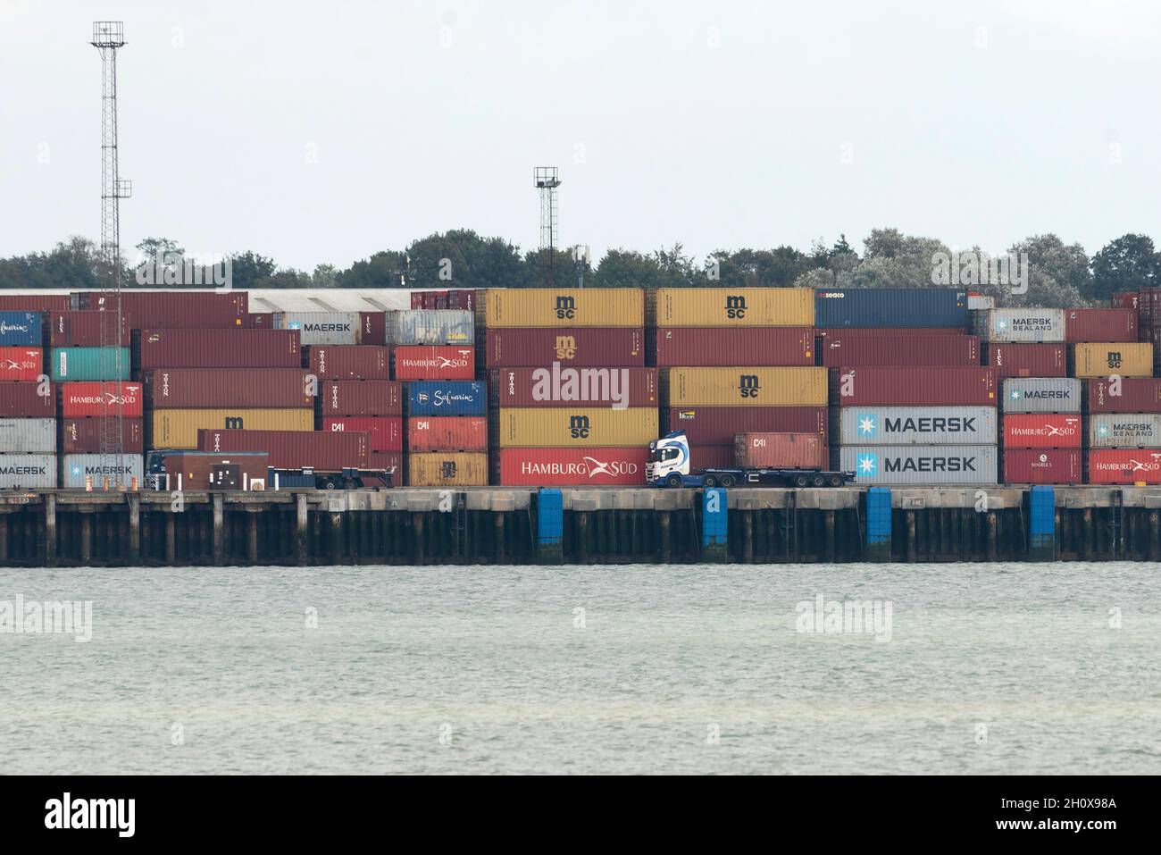 14/10/2021. Felixstowe, Reino Unido. El Puerto de Felixstowe ha tenido que desturar buques de Asia debido a la acumulación de contenedores que no se distribuyen debido a la escasez de conductores de vehículos pesados. AP Moller-Maresk, la empresa de contenedores más grande del mundo, ha tenido que cargar contenedores en barcos más pequeños con destino al Reino Unido. Esto está teniendo un efecto perturbador a medida que la industria naviera entra en el período de entrega anterior a la Navidad con una posible escasez de artículos de Navidad que se venden en el Reino Unido. Foto de stock