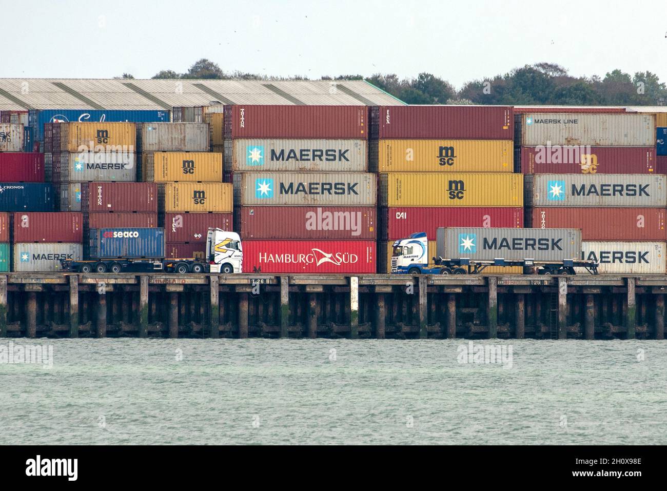 14/10/2021. Felixstowe, Reino Unido. El Puerto de Felixstowe ha tenido que desturar buques de Asia debido a la acumulación de contenedores que no se distribuyen debido a la escasez de conductores de vehículos pesados. AP Moller-Maresk, la empresa de contenedores más grande del mundo, ha tenido que cargar contenedores en barcos más pequeños con destino al Reino Unido. Esto está teniendo un efecto perturbador a medida que la industria naviera entra en el período de entrega anterior a la Navidad con una posible escasez de artículos de Navidad que se venden en el Reino Unido. Foto de stock