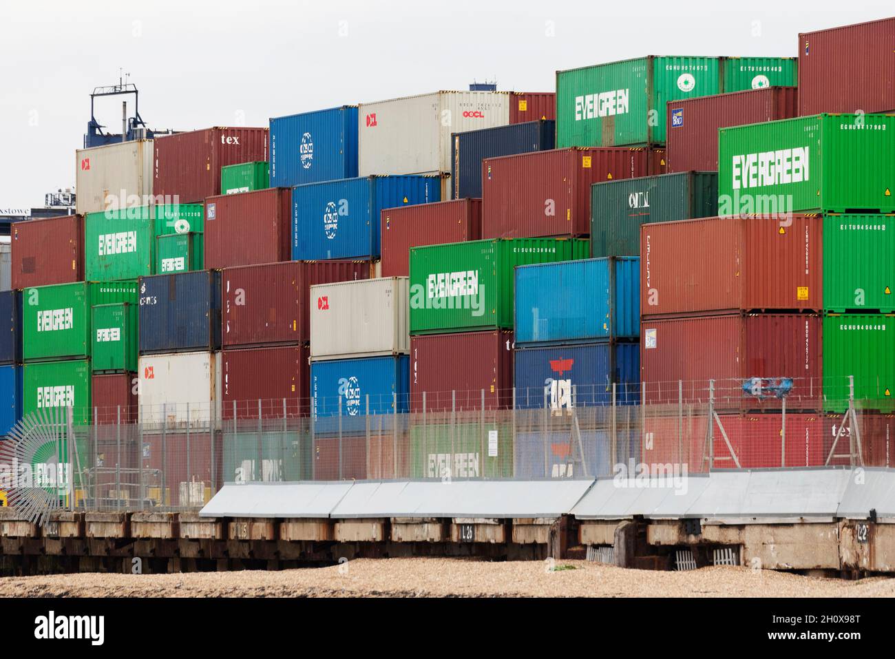 14/10/2021. Felixstowe, Reino Unido. El Puerto de Felixstowe ha tenido que desturar buques de Asia debido a la acumulación de contenedores que no se distribuyen debido a la escasez de conductores de vehículos pesados. AP Moller-Maresk, la empresa de contenedores más grande del mundo, ha tenido que cargar contenedores en barcos más pequeños con destino al Reino Unido. Esto está teniendo un efecto perturbador a medida que la industria naviera entra en el período de entrega anterior a la Navidad con una posible escasez de artículos de Navidad que se venden en el Reino Unido. Foto de stock