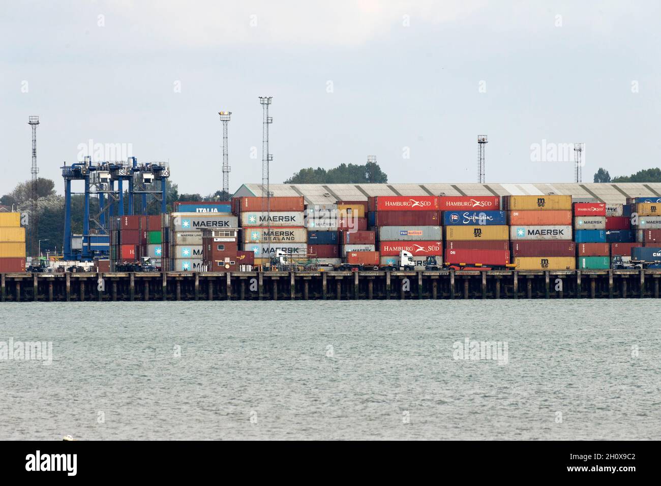 14/10/2021. Felixstowe, Reino Unido. El Puerto de Felixstowe ha tenido que desturar buques de Asia debido a la acumulación de contenedores que no se distribuyen debido a la escasez de conductores de vehículos pesados. AP Moller-Maresk, la empresa de contenedores más grande del mundo, ha tenido que cargar contenedores en barcos más pequeños con destino al Reino Unido. Esto está teniendo un efecto perturbador a medida que la industria naviera entra en el período de entrega anterior a la Navidad con una posible escasez de artículos de Navidad que se venden en el Reino Unido. Foto de stock