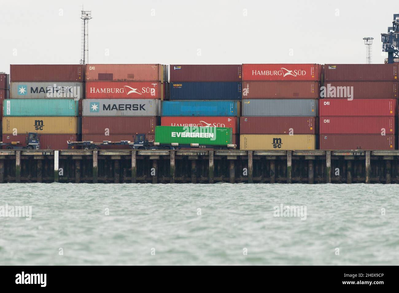 14/10/2021. Felixstowe, Reino Unido. El Puerto de Felixstowe ha tenido que desturar buques de Asia debido a la acumulación de contenedores que no se distribuyen debido a la escasez de conductores de vehículos pesados. AP Moller-Maresk, la empresa de contenedores más grande del mundo, ha tenido que cargar contenedores en barcos más pequeños con destino al Reino Unido. Esto está teniendo un efecto perturbador a medida que la industria naviera entra en el período de entrega anterior a la Navidad con una posible escasez de artículos de Navidad que se venden en el Reino Unido. Foto de stock