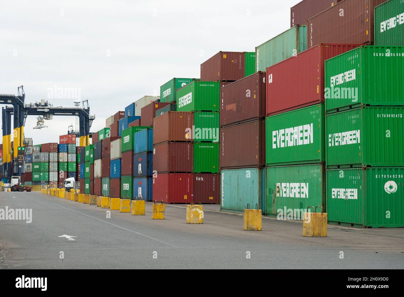 14/10/2021. Felixstowe, Reino Unido. El Puerto de Felixstowe ha tenido que desturar buques de Asia debido a la acumulación de contenedores que no se distribuyen debido a la escasez de conductores de vehículos pesados. AP Moller-Maresk, la empresa de contenedores más grande del mundo, ha tenido que cargar contenedores en barcos más pequeños con destino al Reino Unido. Esto está teniendo un efecto perturbador a medida que la industria naviera entra en el período de entrega anterior a la Navidad con una posible escasez de artículos de Navidad que se venden en el Reino Unido. Foto de stock