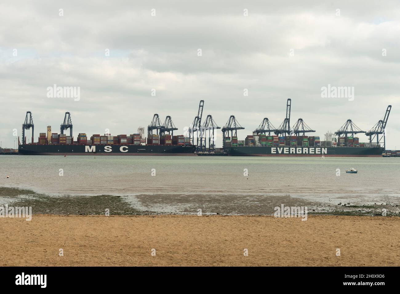 14/10/2021. Felixstowe, Reino Unido. El Puerto de Felixstowe ha tenido que desturar buques de Asia debido a la acumulación de contenedores que no se distribuyen debido a la escasez de conductores de vehículos pesados. AP Moller-Maresk, la empresa de contenedores más grande del mundo, ha tenido que cargar contenedores en barcos más pequeños con destino al Reino Unido. Esto está teniendo un efecto perturbador a medida que la industria naviera entra en el período de entrega anterior a la Navidad con una posible escasez de artículos de Navidad que se venden en el Reino Unido. Foto de stock