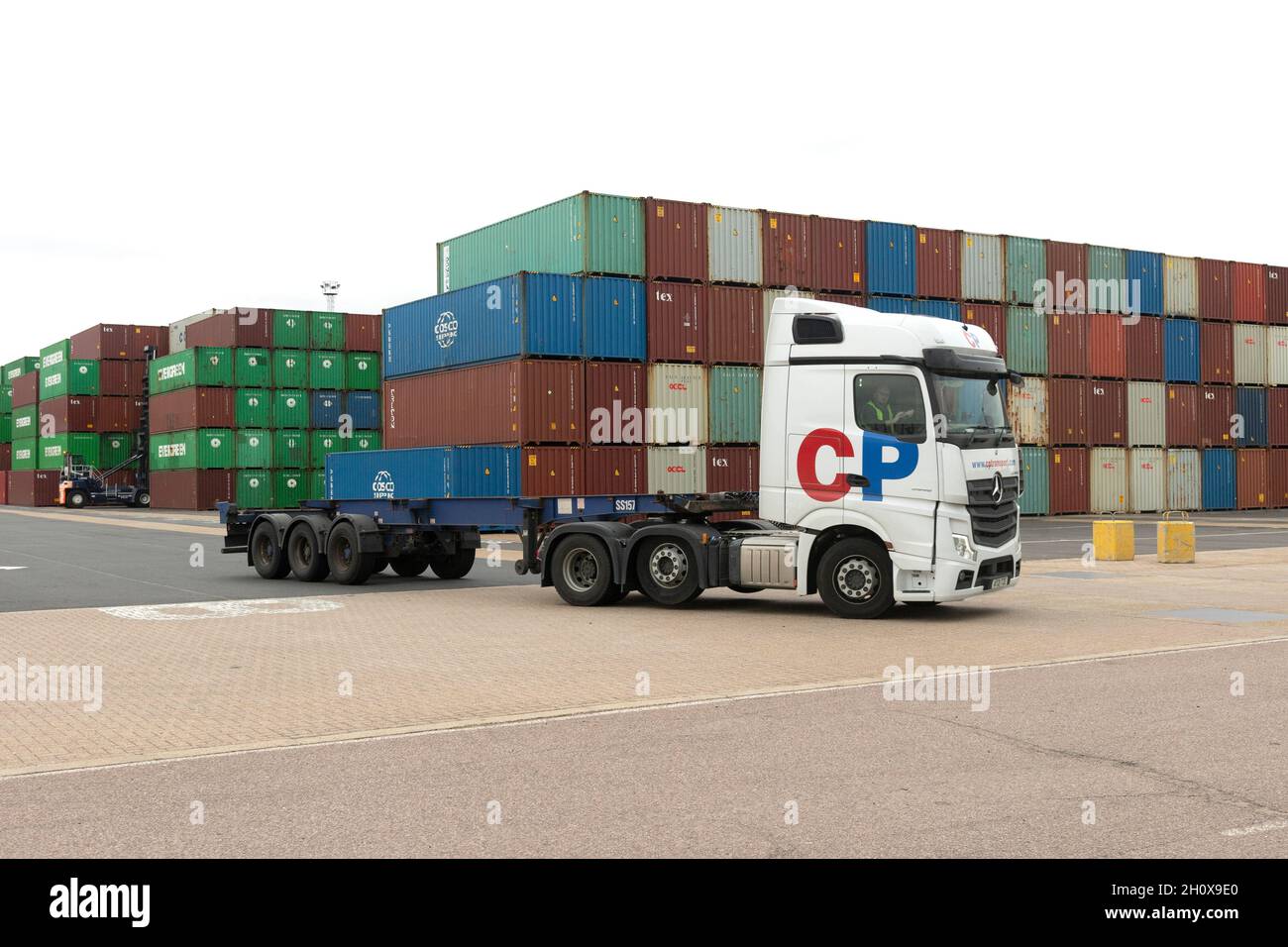 14/10/2021. Felixstowe, Reino Unido. El Puerto de Felixstowe ha tenido que desturar buques de Asia debido a la acumulación de contenedores que no se distribuyen debido a la escasez de conductores de vehículos pesados. AP Moller-Maresk, la empresa de contenedores más grande del mundo, ha tenido que cargar contenedores en barcos más pequeños con destino al Reino Unido. Esto está teniendo un efecto perturbador a medida que la industria naviera entra en el período de entrega anterior a la Navidad con una posible escasez de artículos de Navidad que se venden en el Reino Unido. Foto de stock