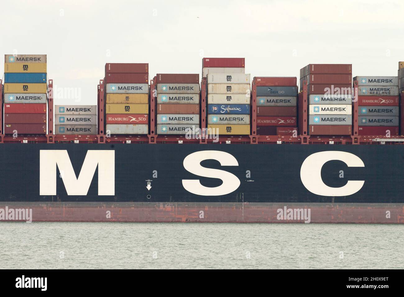 14/10/2021. Felixstowe, Reino Unido. En el puerto de Felixstowe se encuentra anclada una tienda de carga MSC, que ha tenido que dejar a los buques de Asia debido a la acumulación de contenedores que no se distribuyen debido a la escasez de conductores de vehículos pesados. AP Moller-Maresk, la empresa de contenedores más grande del mundo, ha tenido que cargar contenedores en barcos más pequeños con destino al Reino Unido. Esto está teniendo un efecto perturbador a medida que la industria naviera entra en el período de entrega anterior a la Navidad con una posible escasez de artículos de Navidad que se venden en el Reino Unido. Foto de stock