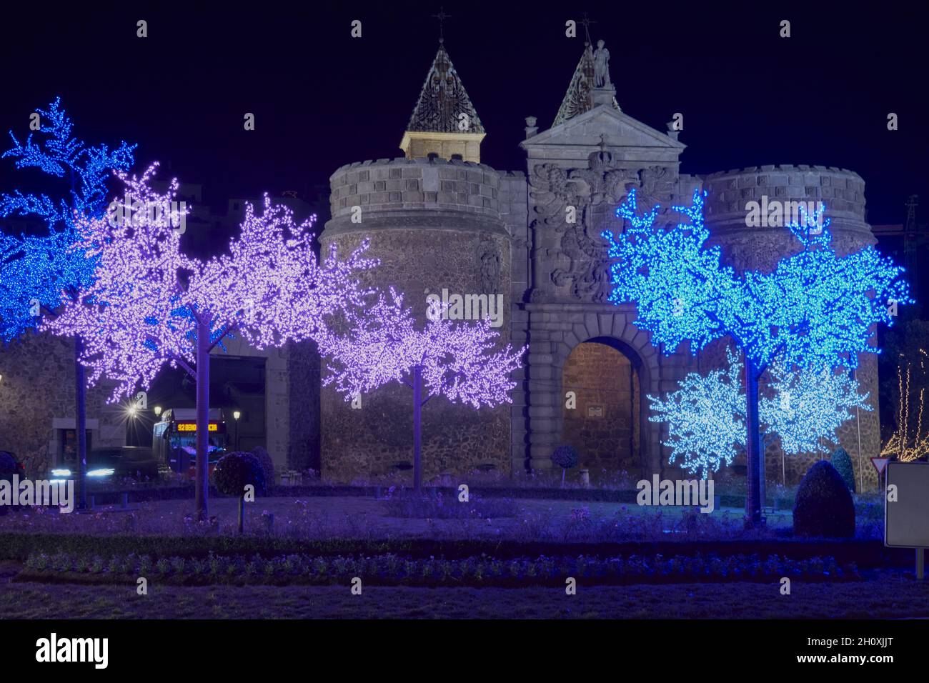 Vista nocturna de la Puerta de Bisagra con iluminación navideña desde el  Paseo de la Vega en Toledo, España Fotografía de stock - Alamy