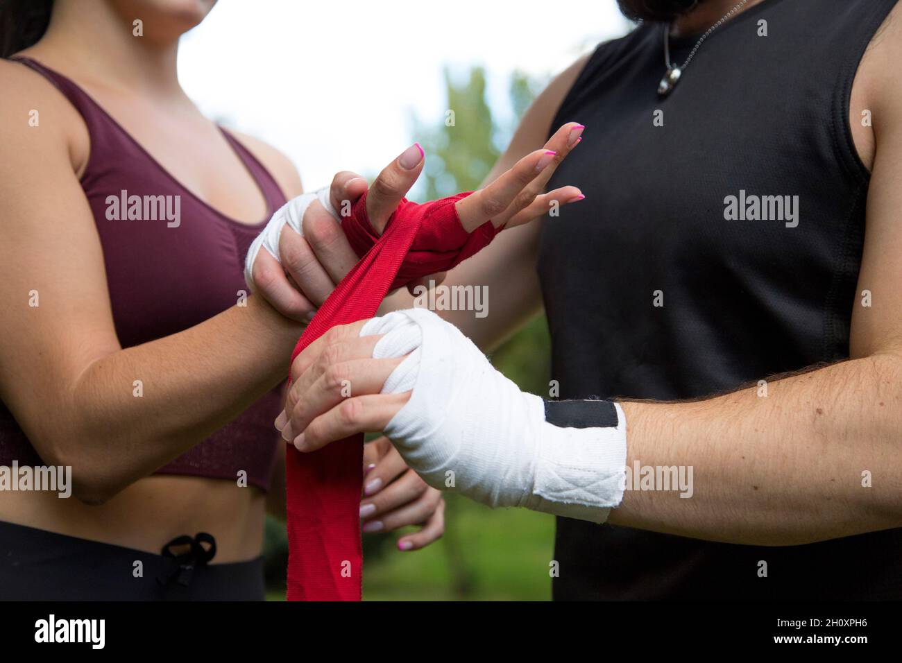 detalle de las manos del hombre poniendo vendas de boxeo en la mujer  caucásica Fotografía de stock - Alamy