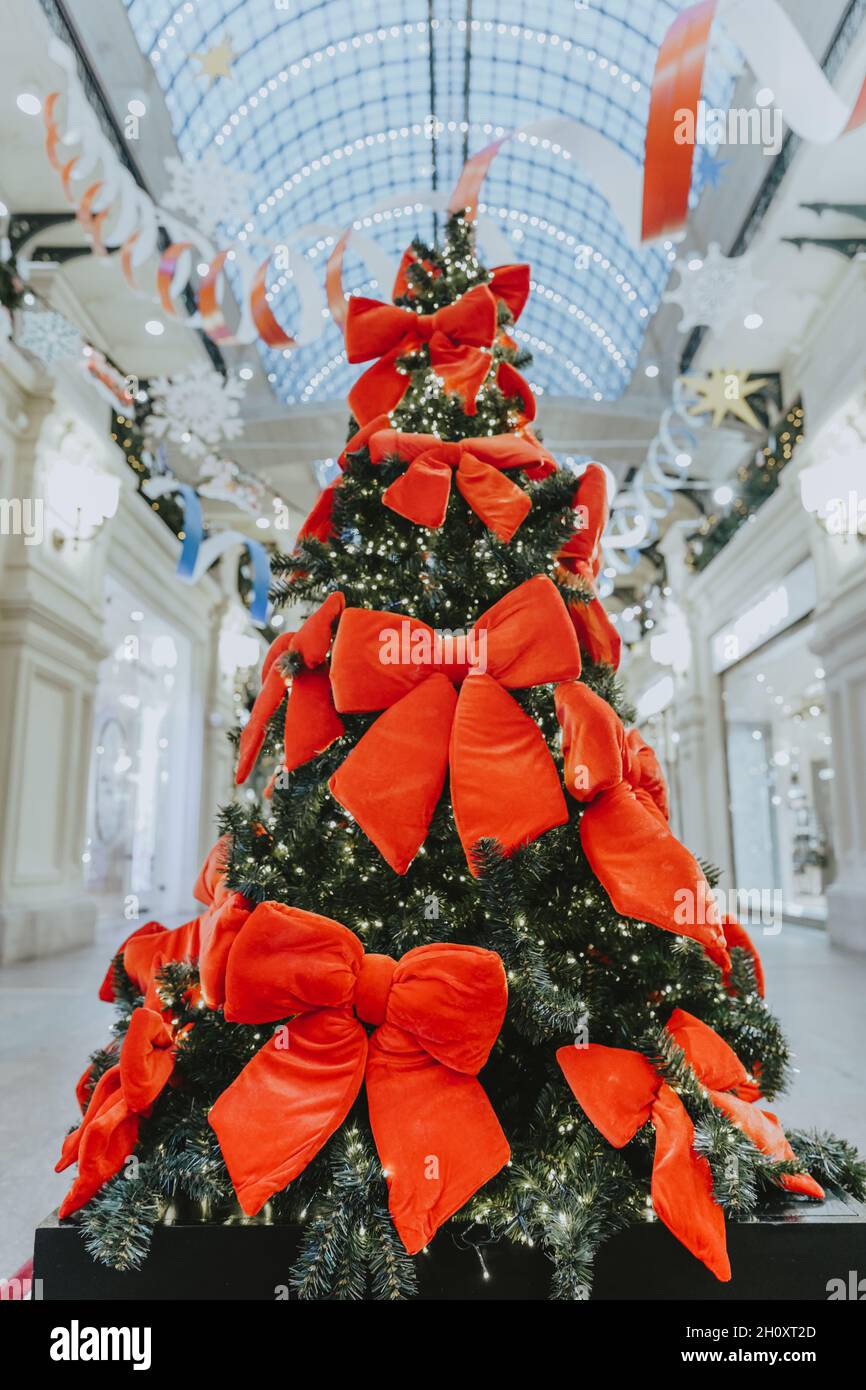 Árbol de Navidad creativo con cintas de terciopelo rojo. Hermosa decoración  de Navidad. Vacaciones de invierno y concepto de Año Nuevo Fotografía de  stock - Alamy