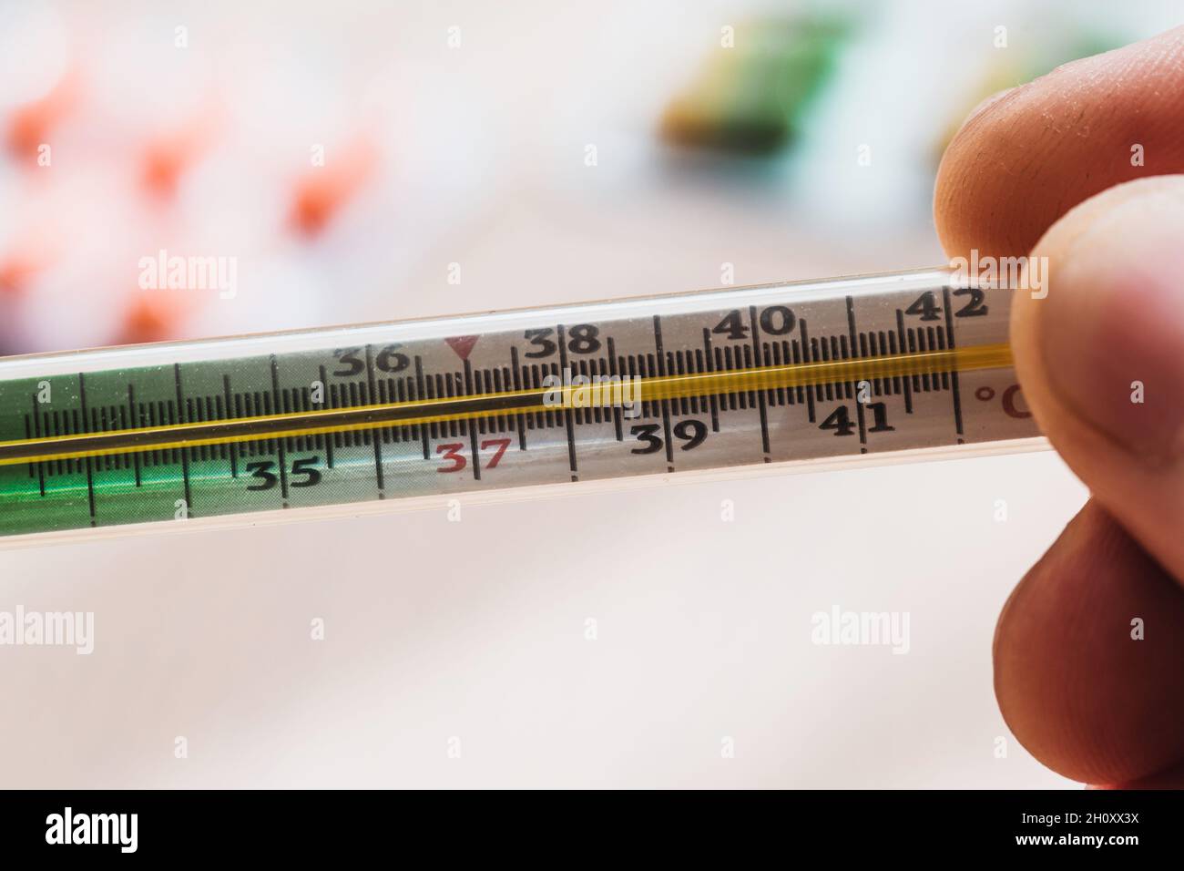 Temperatura 38 en un termómetro de mercurio - fiebre en caso de enfermedad  - epidemia viral Fotografía de stock - Alamy