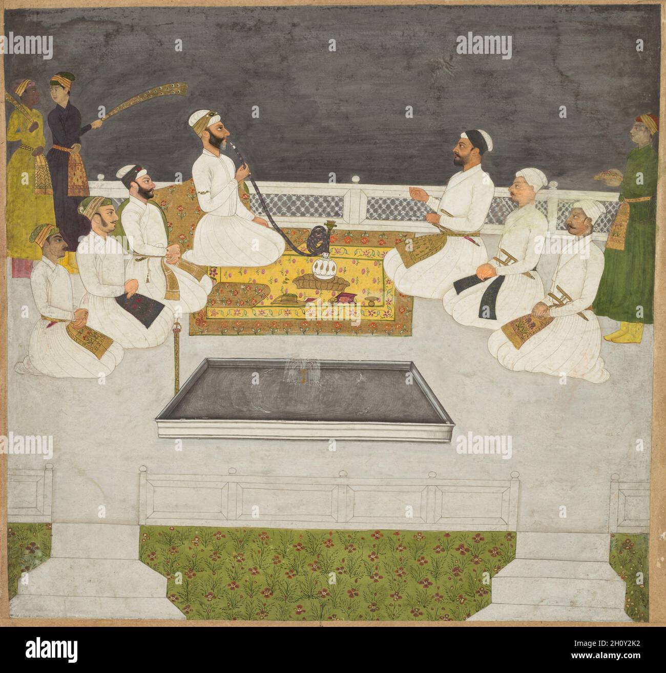 Husain Ali Khan entreteniendo a sus hermanos (los hermanos Sayyid), c. 1712-19. India, Dinastía Mughal (1526-1756). Acuarela opaca y oro sobre papel; página: 30,8 x 30,5 cm (12 1/8 x 12 pulg.). El astuto oligarca imperial que fumaba el hookah y sus hermanos gobernaron el gobierno de Mughal después de la muerte del emperador Alamgir en 1707 hasta el ascenso del emperador Muhammad Shah en 1719. Eran reyes despiadados y egoíosos que causaron los asesinatos y las adhesiones de seis miembros diferentes de la familia real al trono de Mughal en Delhi. Los dos asistentes detrás de él intercambian una mirada preocupada, y t Foto de stock