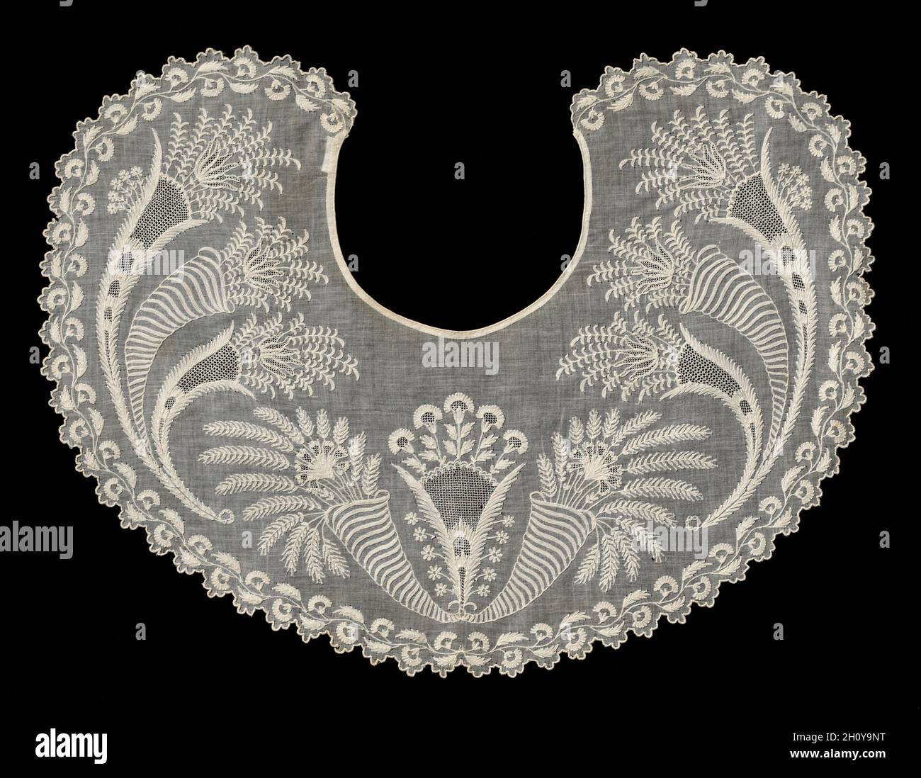 Cuello bordado, 1810-1840. América, siglo 19th. Bordados y dibujos:  Algodón; media: 54,6 x 41,9 cm (21 1/2 x 16 1/2 pulg Fotografía de stock -  Alamy