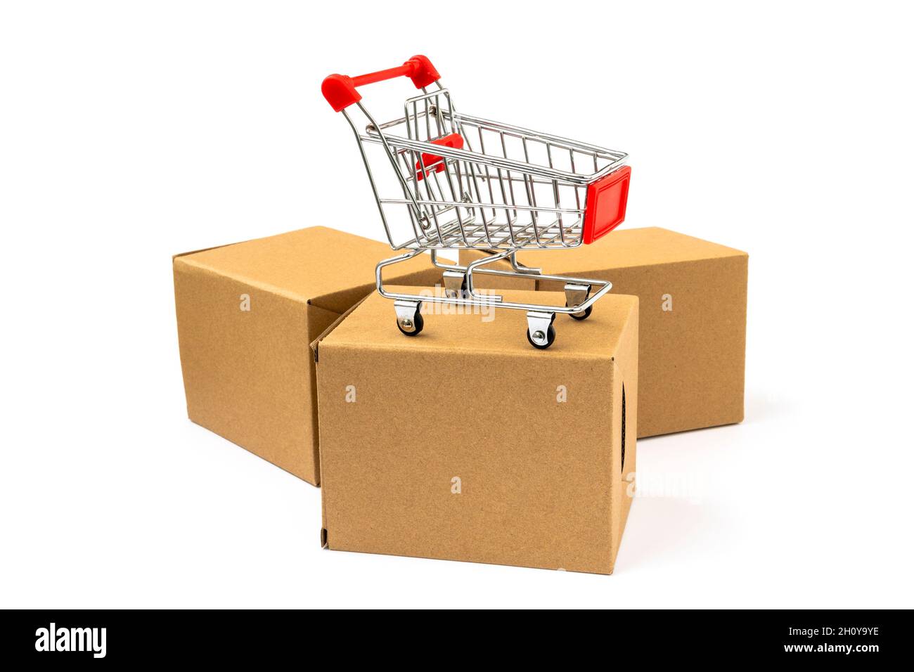 Carro de la compra y tres cajas de cartón. Concepto de comercio electrónico  Fotografía de stock - Alamy