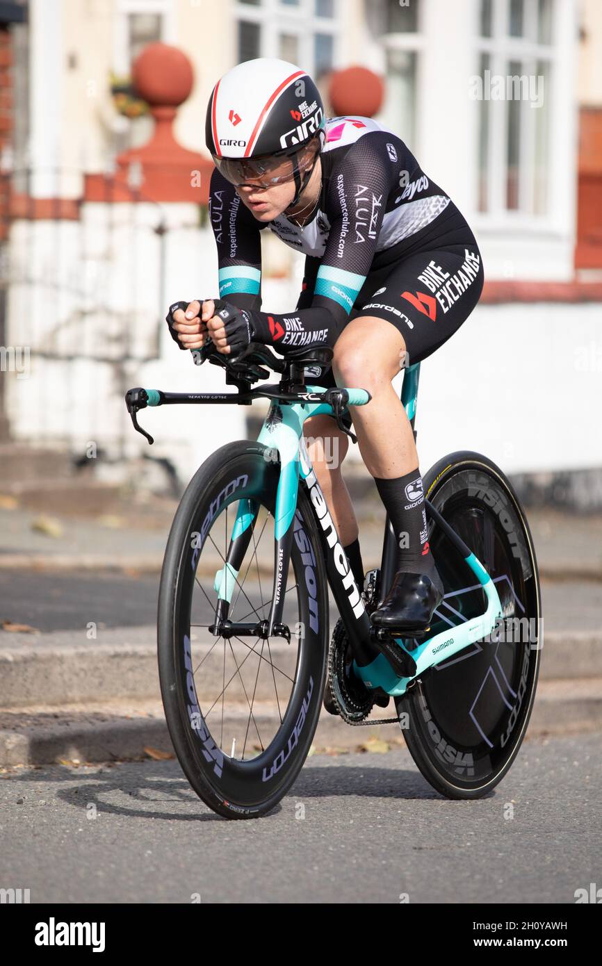 Jessica Allen monta para Team BikeExchange participando en el AJ Bell Women's Tour 2021. La primera prueba en Atherstone. Foto de stock