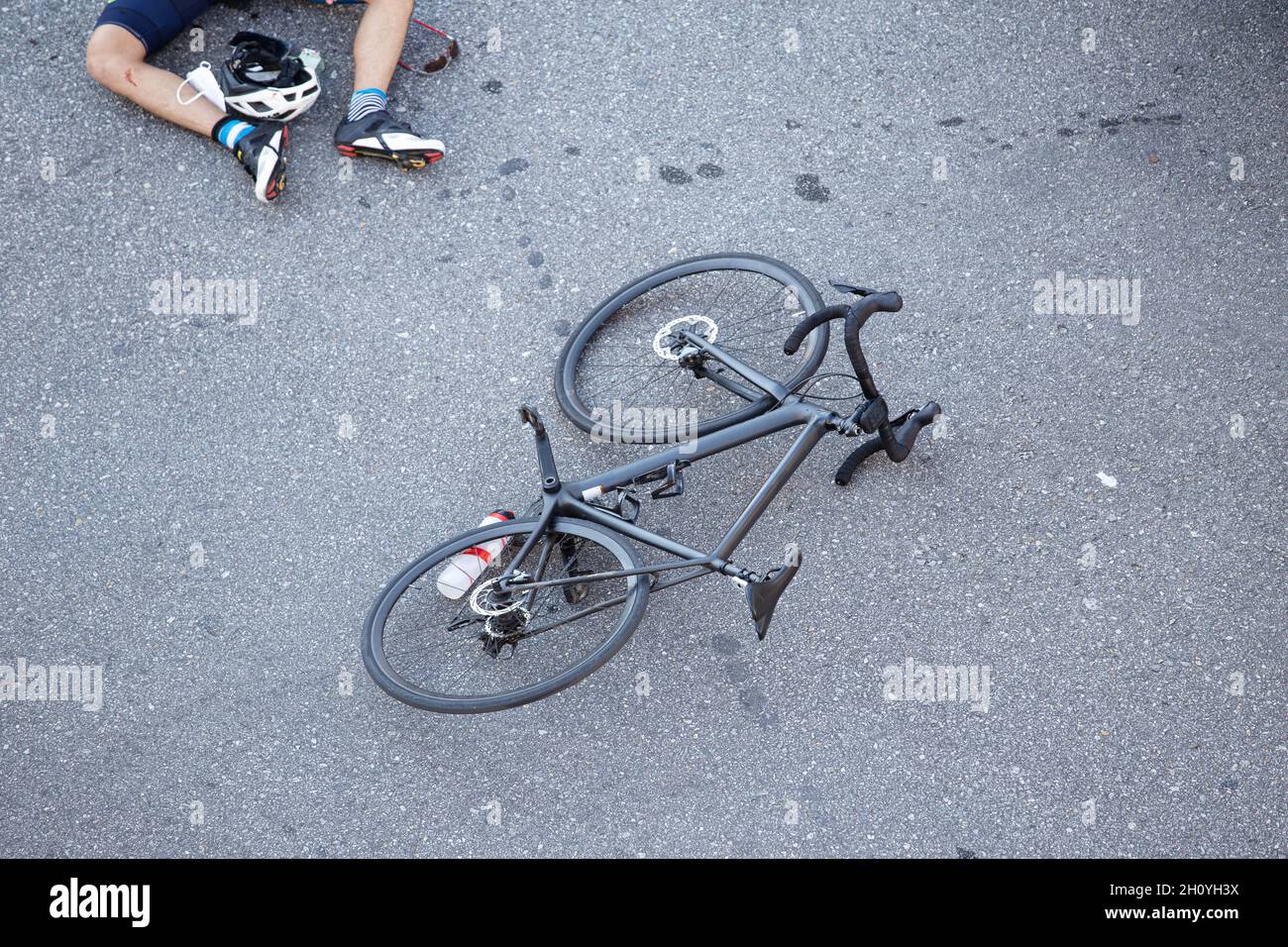 Accidente de bicicleta en la carretera. Escena de un ciclista y bicicleta  sobre el asfalto después de ser golpeado por un vehículo Fotografía de  stock - Alamy