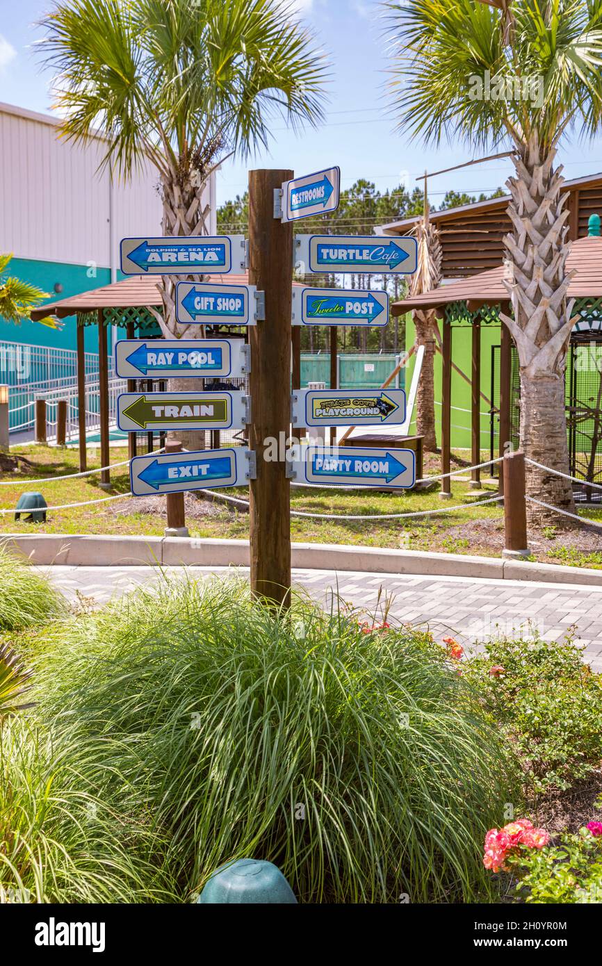 El cartel dirige a los huéspedes a diferentes atracciones en Ocean Adventures Marine Park en Gulfport, Mississippi Foto de stock