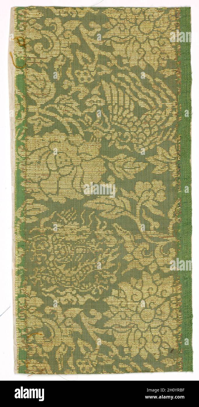 Fragmento de textil, de 1800. Japón, siglo XIX. Seda, hilo metálico; media: 24,1 x 21,3 cm (9 1/2 x 8 3/8 in.). Foto de stock