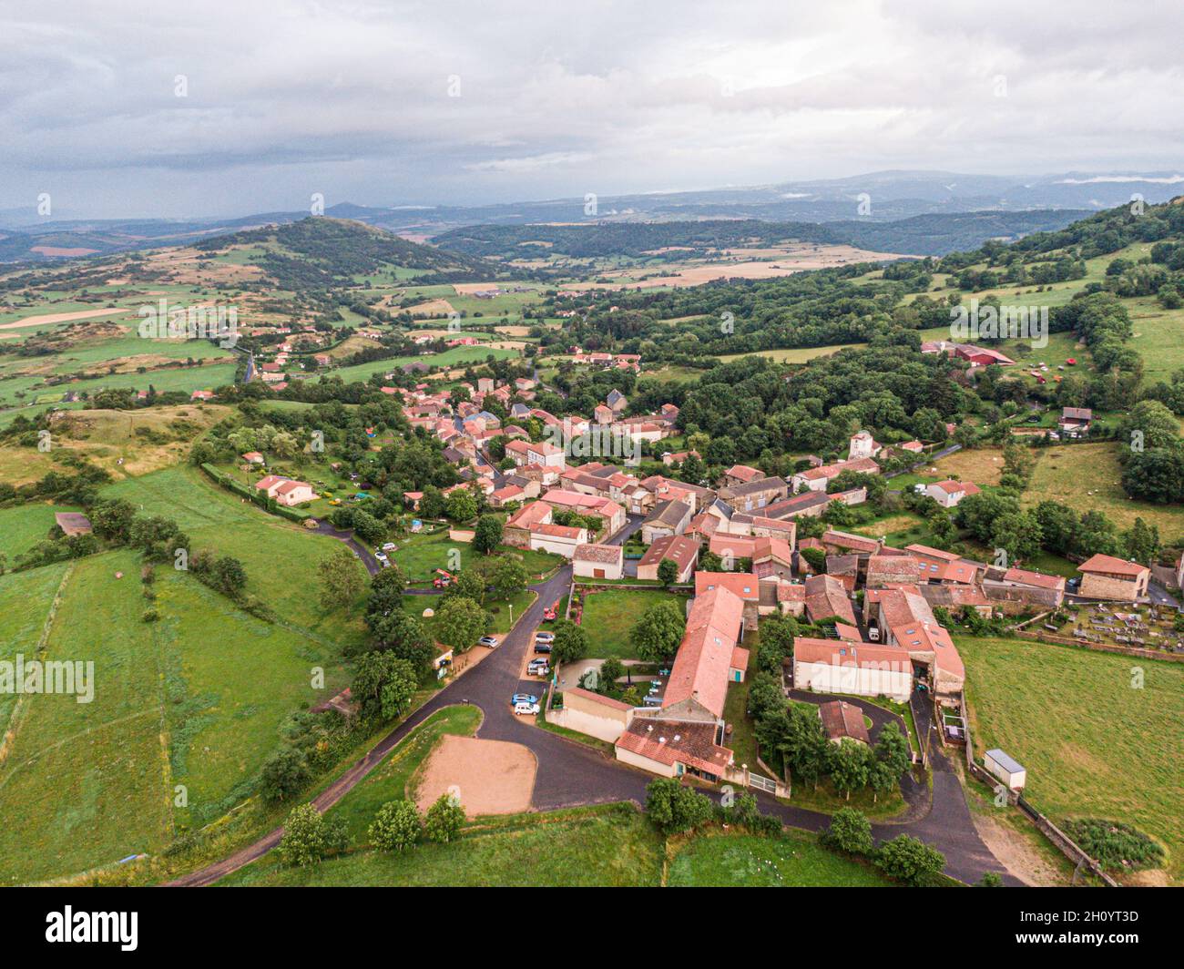 Vista aérea sobre Olloix, pequeño pueblo francés , Puy-de-Dome, Auvernia-rhone-alpes Foto de stock