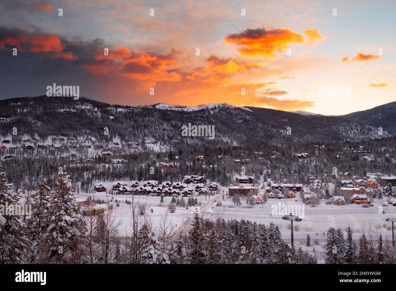 Breckenridge, Colorado, EE.UU. ciudad skyline en invierno al amanecer. Foto de stock