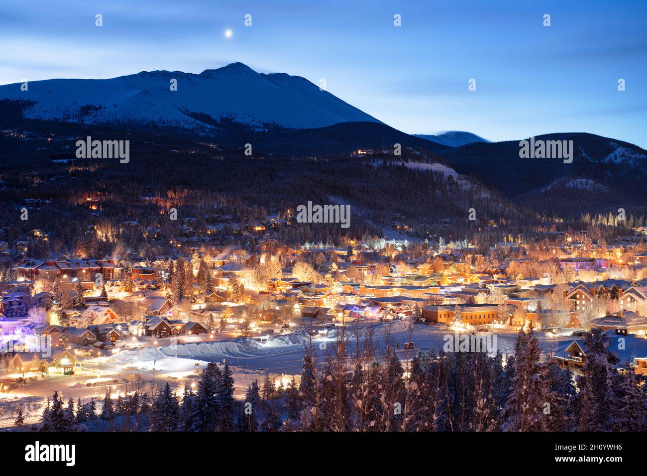 Breckenridge, Colorado, EE.UU. ciudad skyline en invierno al amanecer. Foto de stock