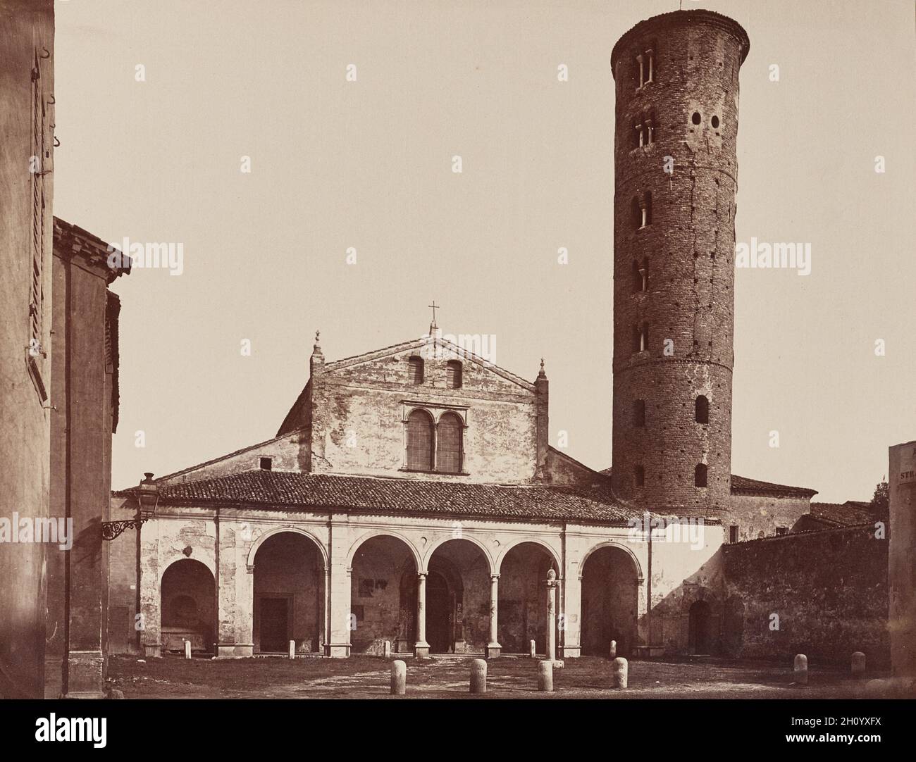 Iglesia con Torre Redonda, Pompeya, Italia, c. 1860s. Italia, siglo 19th.  Huella de colodion negativa; imagen: 19,7 x 25,7 cm (7 3/4 x 10 1/8 pulg.);  papel: 48,9 x 64 cm (19 1/4 x 25 3/16 pulg Fotografía de stock - Alamy