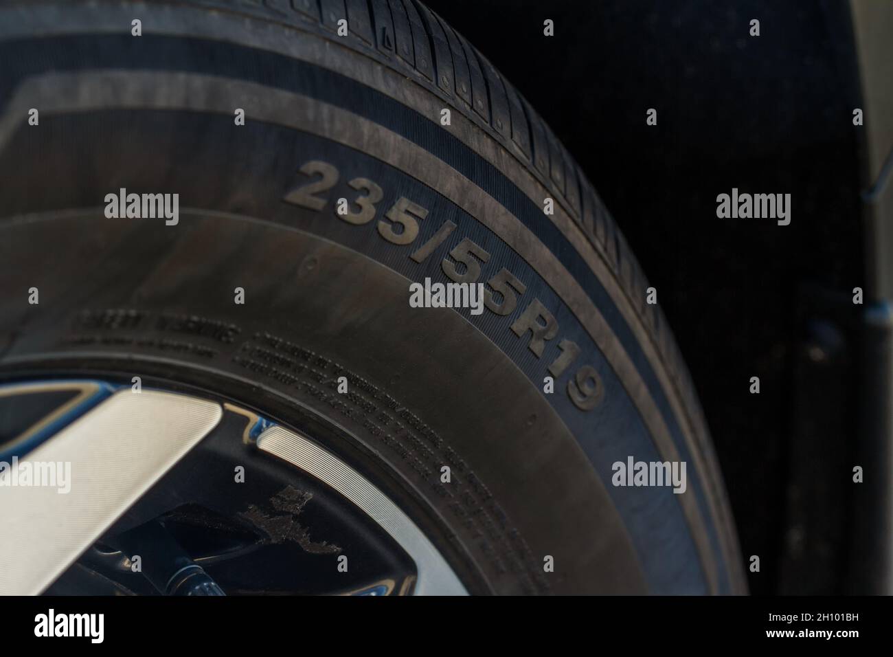 Vista de primer plano del neumático con la designación del ancho, la altura  y el diámetro de la rueda. Etiquetas de tipos de tamaño de neumáticos  Fotografía de stock - Alamy