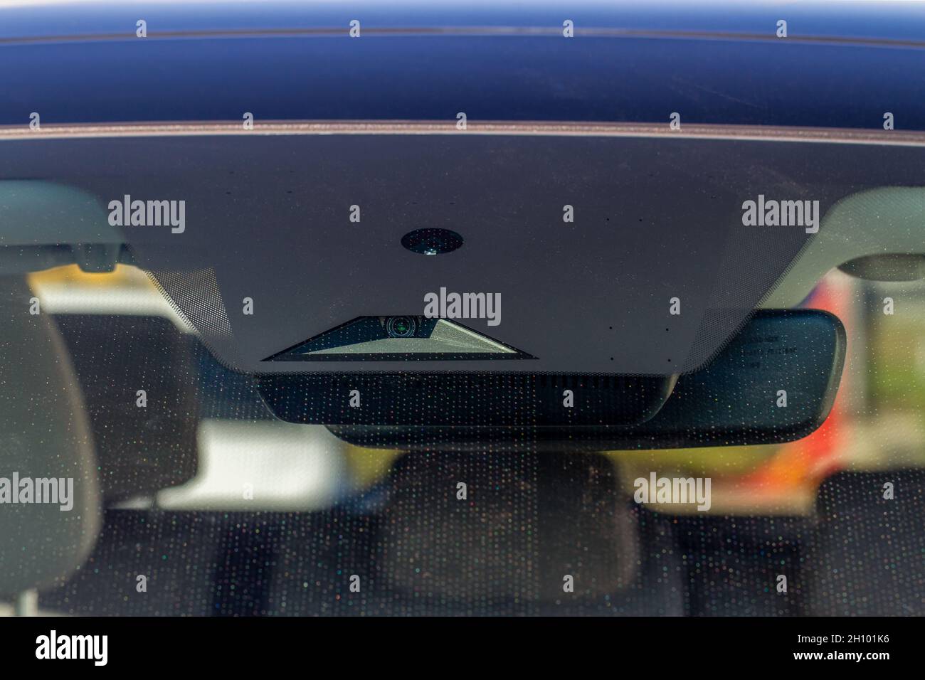Sensores de lluvia y luz del parabrisas de un coche moderno. Sensor de  lluvia del coche Fotografía de stock - Alamy