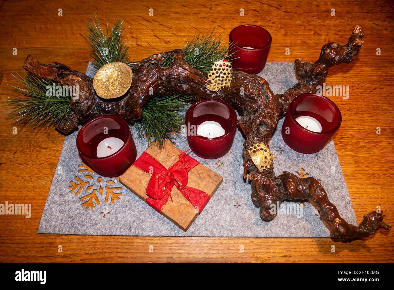 Rebwurzel, Modelo und Kerzen zum Adventsgesteck dekoriert Foto de stock