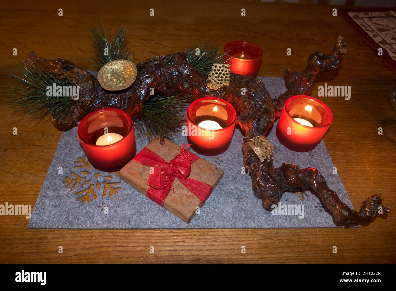 Rebwurzel, Modelo und Kerzen zum Adventsgesteck dekoriert Foto de stock