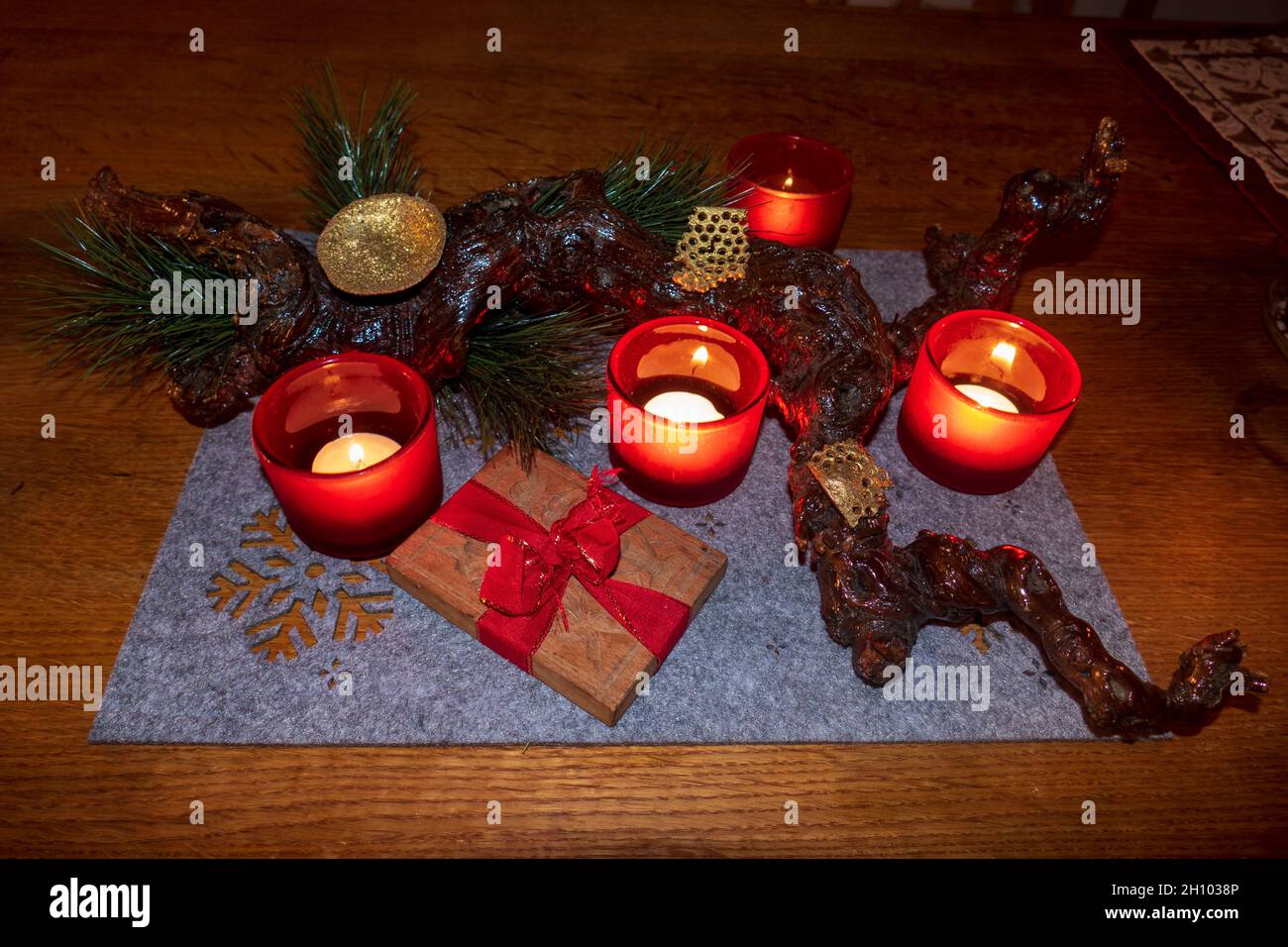 Rebwurzel, Modelo und Kerzen zum Adventsgesteck dekoriert Foto de stock