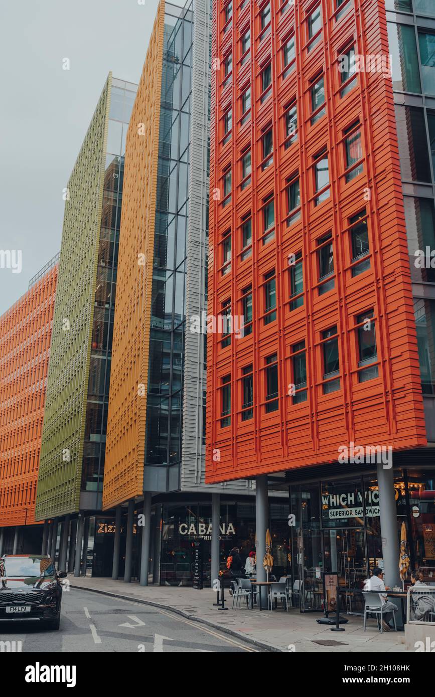 Londres, Reino Unido - 09 de octubre de 2021: Restaurantes en la base de Saint Giles Central, el desarrollo multicolores de uso mixto de Renzo Piano compuesto de offic Foto de stock