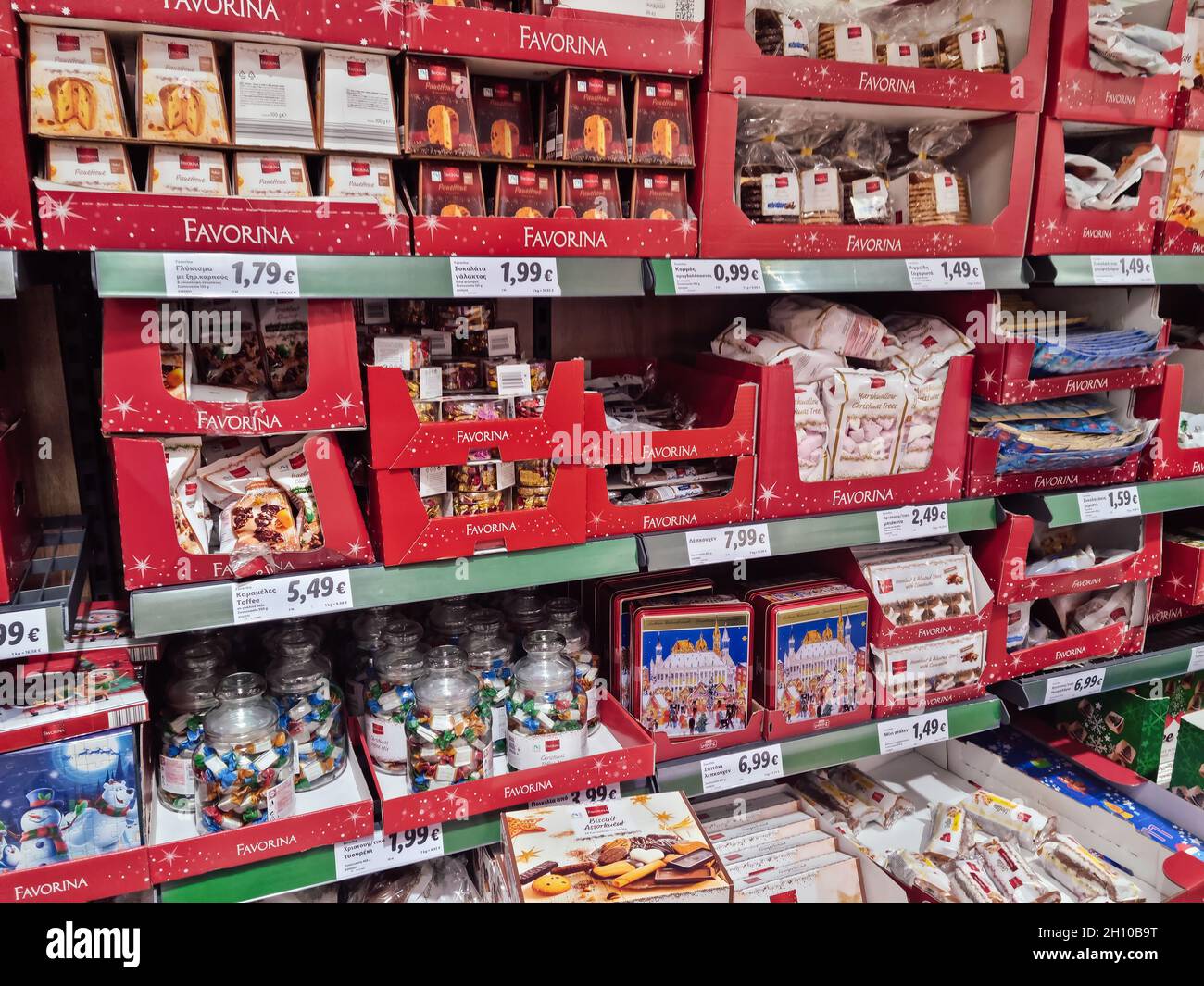 Dulces de supermercado de Navidad en el estante. Postres festivos como  pasteles, pan de fruta alemán Stollen, lebkuchen y malvaviscos en un  supermercado Lidl Fotografía de stock - Alamy