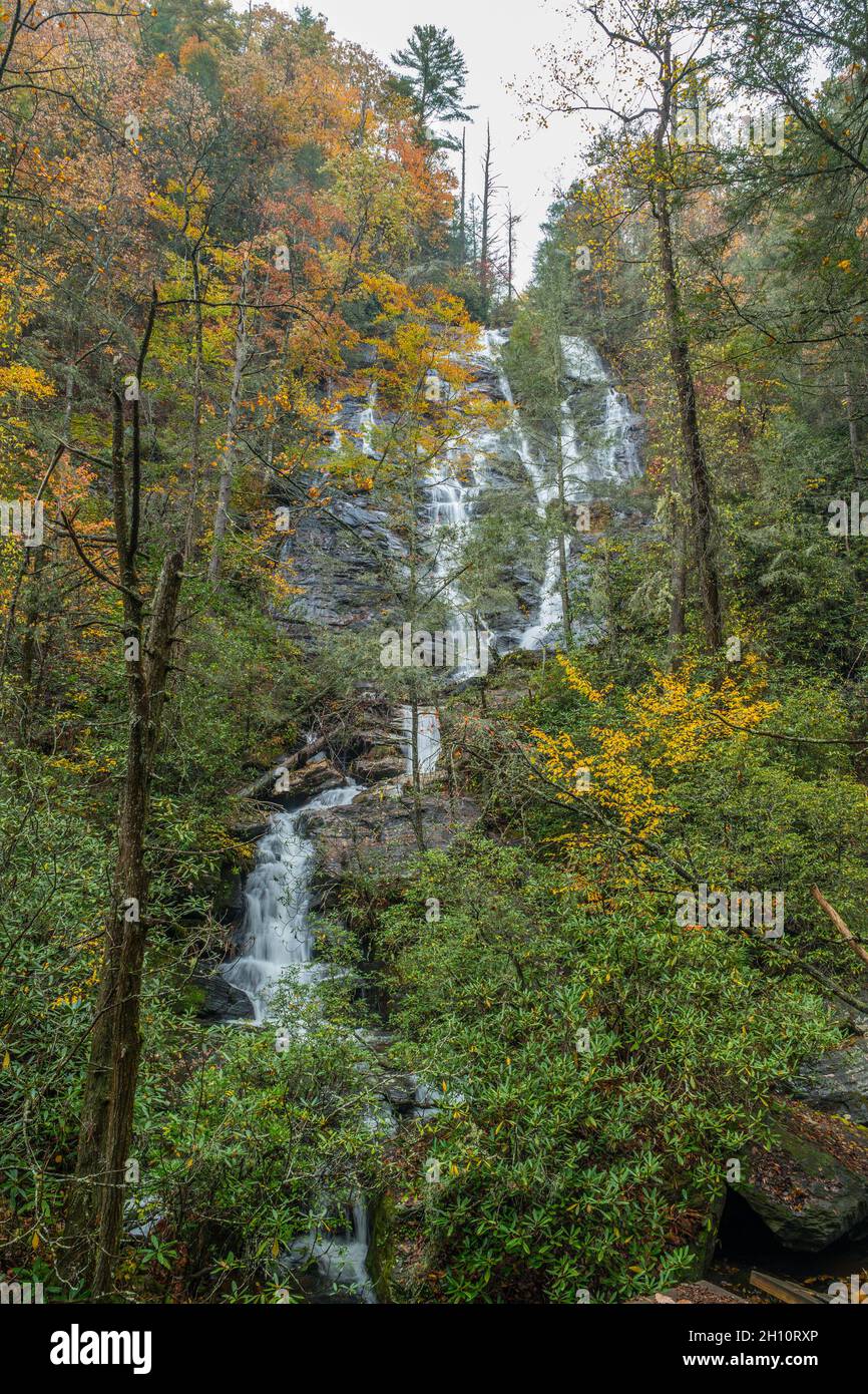 Parte superior de la cascada de dukes creek en las montañas del norte de Georgia en un día nublado en otoño Foto de stock