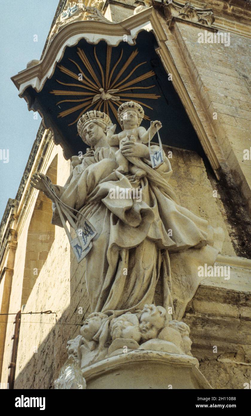 Una estatua de la Madre de Dios con el Niño Jesús en el casco antiguo de Mdina en la isla de Malta. Foto de stock