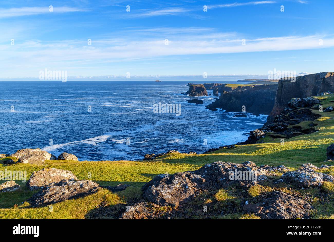 Acantilados en Eshaness, Continental, Shetland, Islas Shetland, Escocia, REINO UNIDO Foto de stock